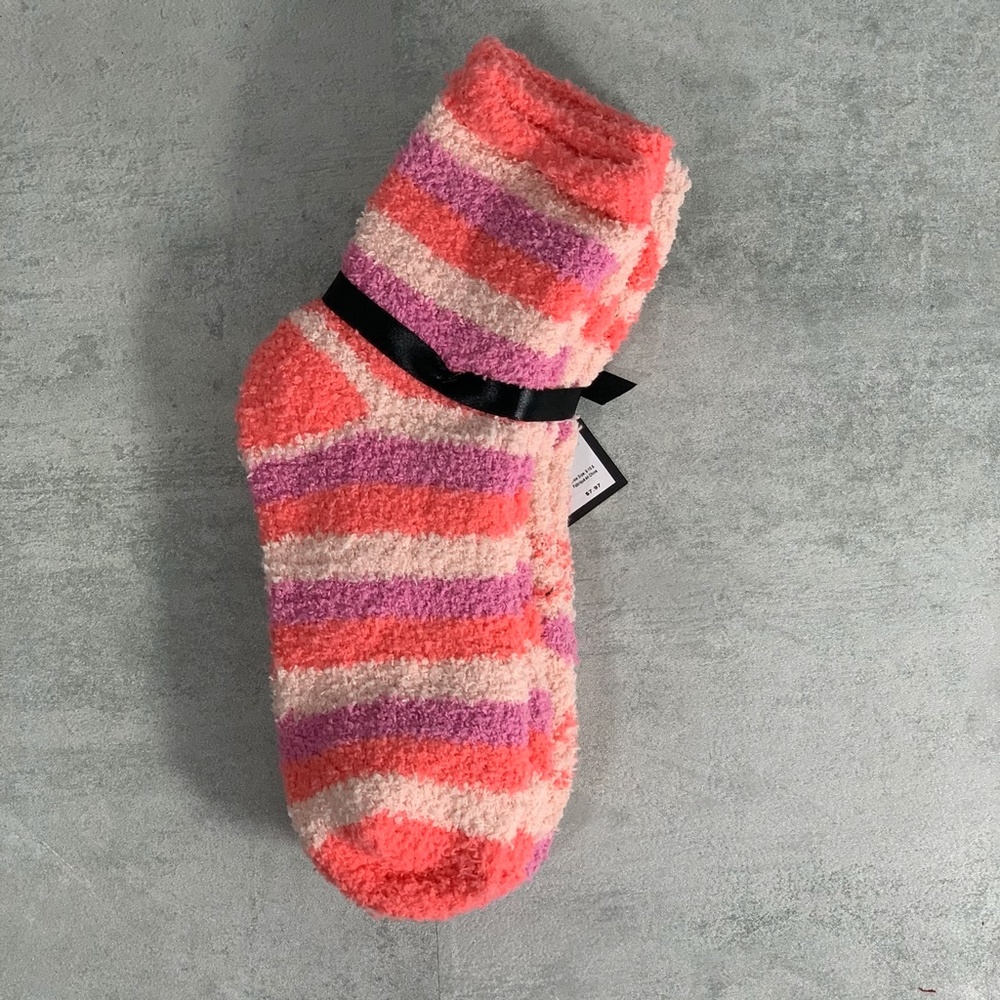 3/$20 Free Press 2 Pair Fuzzy Socks SZ 6-10.5 - Picture 3 of 6